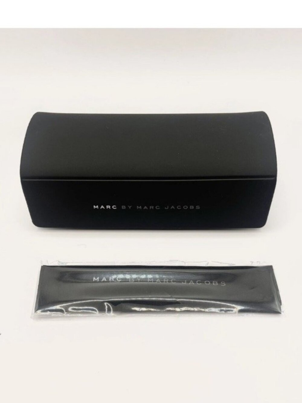 marc by marc jacobs Glasses Case Brand New With Cleaning Cloth 16/6/5 (cm)